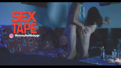 Une écolière mignonne avec son petit ami